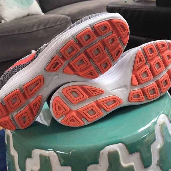 Like new Nike Revolution 3 Shoes! - Picture 4 of 6